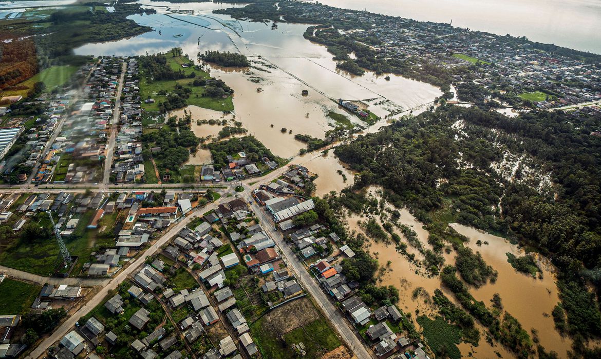 Ir para  <p>Uma comitiva de ministros retornou ao Rio Grande do Sul, na manh&atilde; esta quinta-feira (28), para visitar as regi&otilde;es afetadas pelas chuvas e dar sequ&ecirc;ncia ao plano de apoio &agrave;...